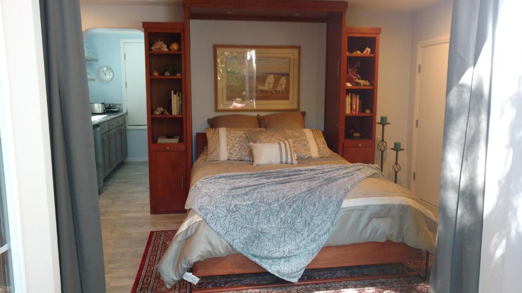 圣地亚哥Casa Tranquility的一间卧室,卧室内配有一张大床