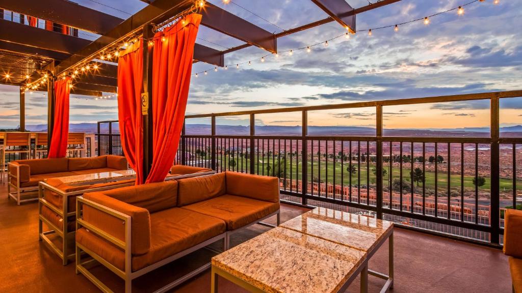 佩吉贝斯维斯特鲍威尔湖酒店 的带沙发的客厅和景观阳台。