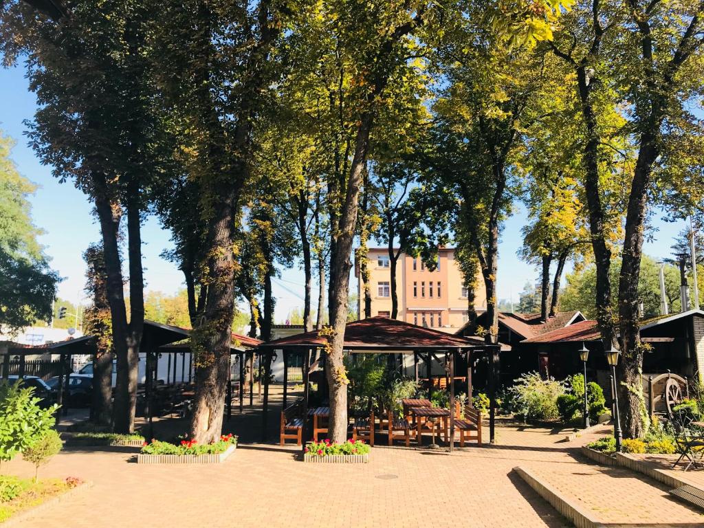 布拉格布拉尼克酒店的一座有树木和长凳的公园和一座建筑