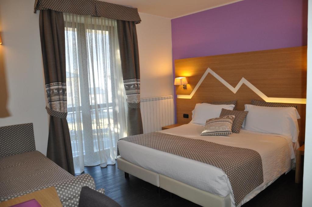 圣皮埃尔圣皮埃尔酒店的配有一张床和一把椅子的酒店客房
