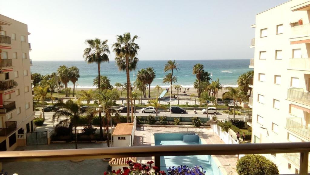 阿尔姆尼卡Apartamento Amapola的从酒店阳台可欣赏到海滩景色