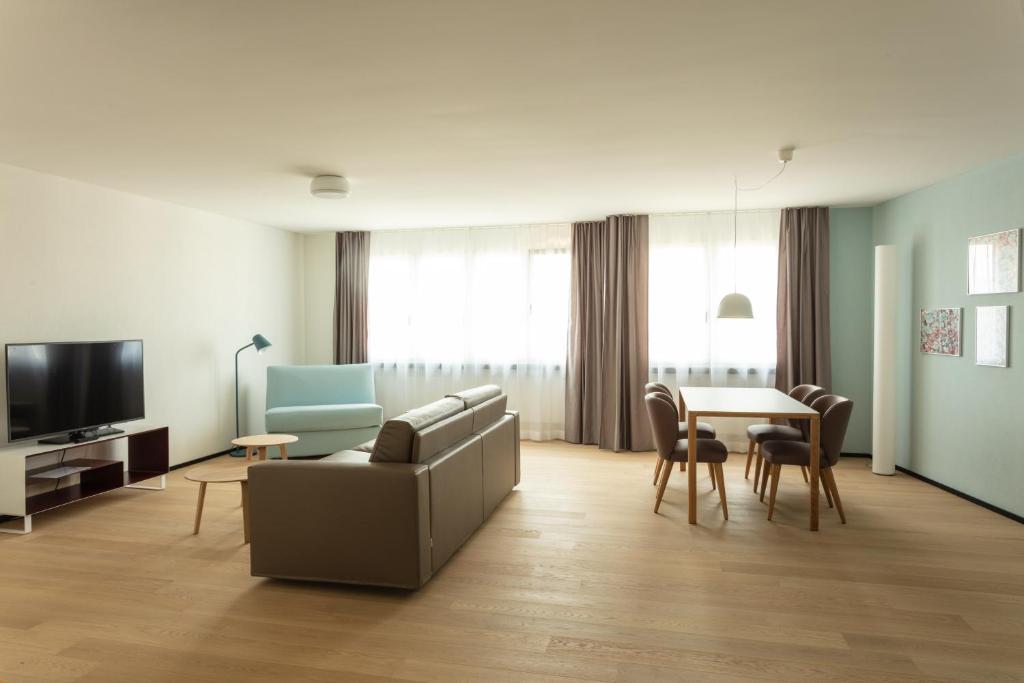 苏黎世EMA House Serviced Apartments Superior Downtown的客厅配有沙发和桌子
