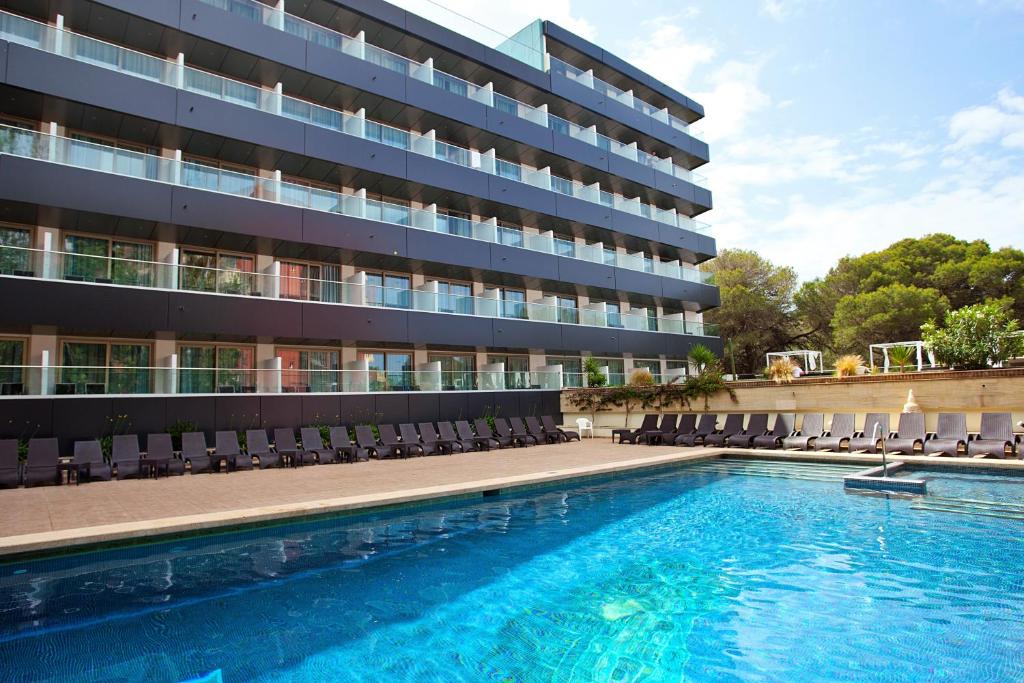埃尔阿雷纳尔Hotel Ipanema Beach的大楼前的游泳池