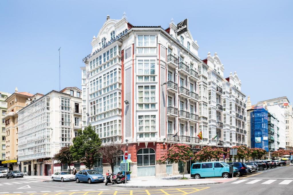 桑坦德阿巴桑坦德酒店的一条有汽车的城市街道上白色的大建筑