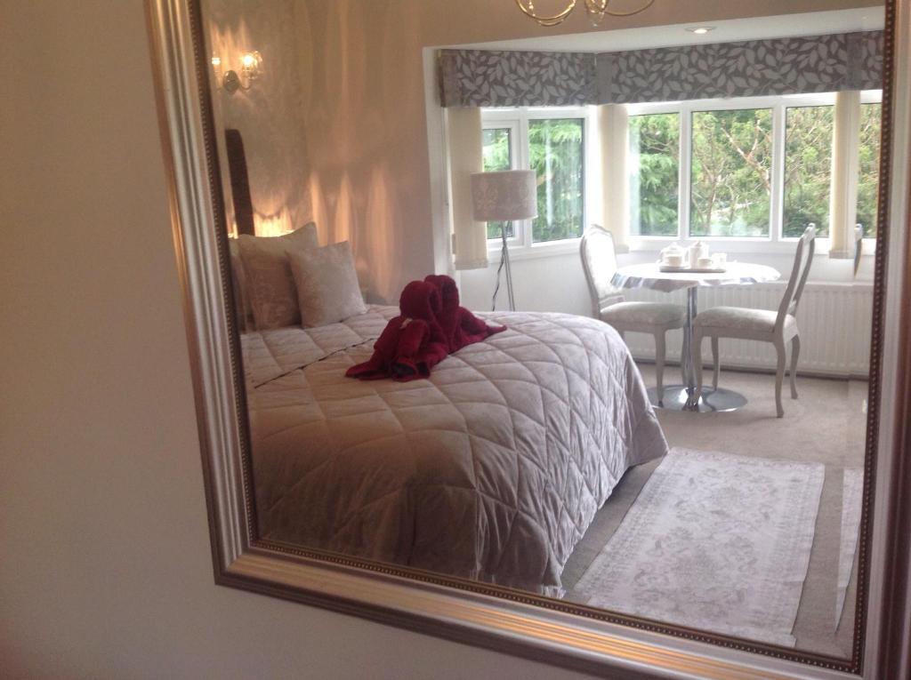埃文河畔斯特拉特福Oakleigh house的一间卧室配有一张带大镜子的床