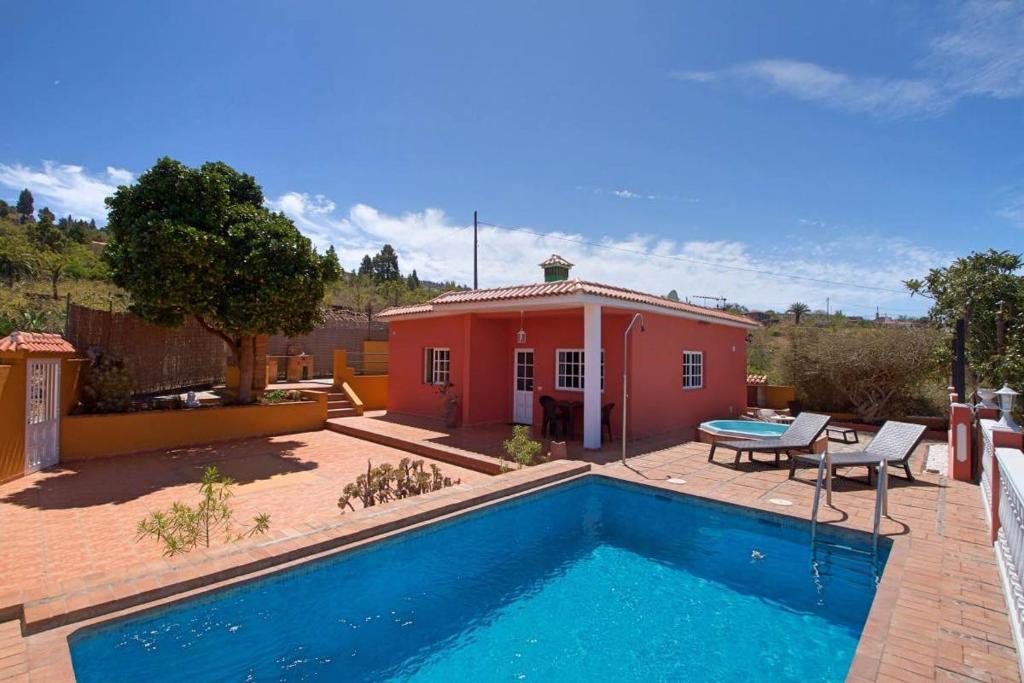 蓬塔戈尔达Casa Cesar的房屋前有游泳池的房子