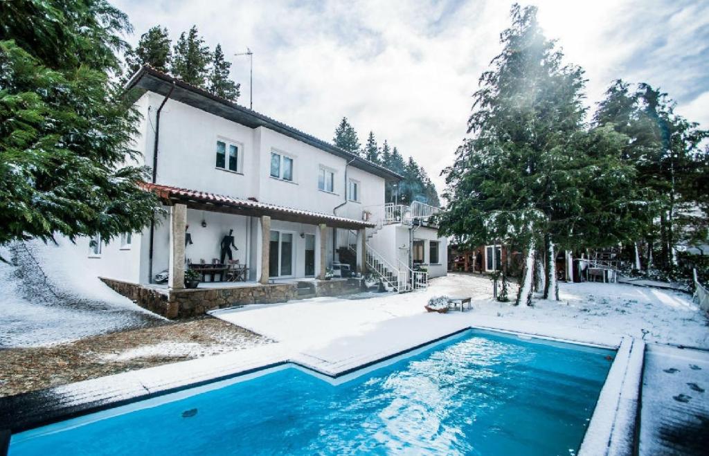 蒙塔莱格里艾呙齐奎那酒店的雪中带游泳池的房子