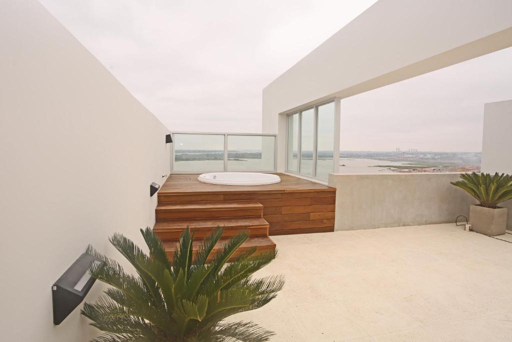 亚松森Asuncion Rent Suites Centro的房屋 - 带热水浴池的阳台