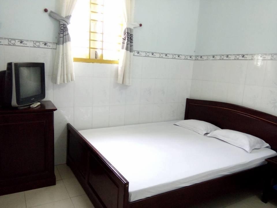 潘切Minh Duc Guesthouse的一间带床和电视的小卧室
