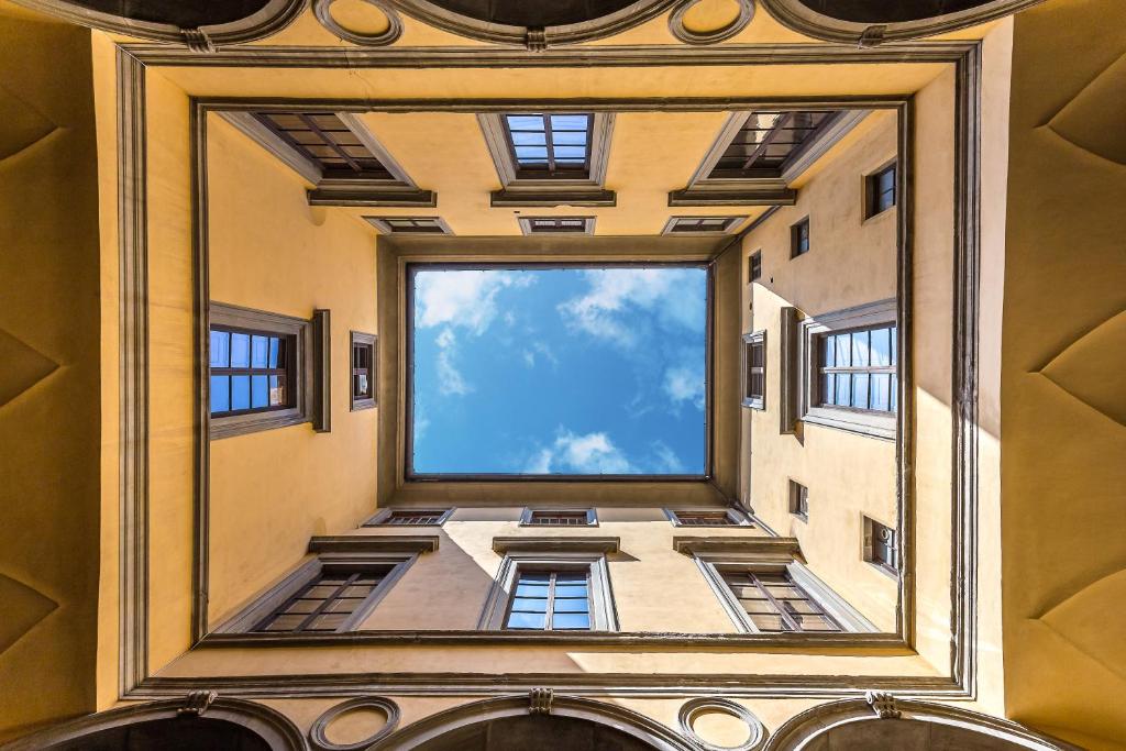 佛罗伦萨帕拉索雷蒂夫德波卡住宅酒店的从大楼内可以欣赏到天空的景致