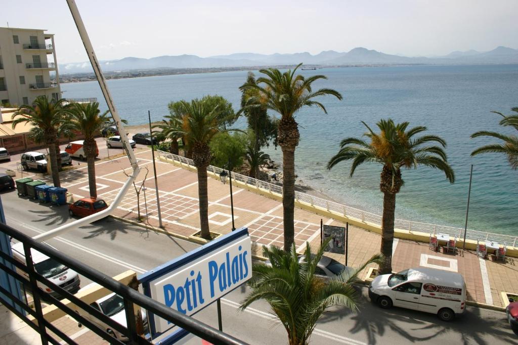 路特奇佩缇特帕拉斯酒店的享有棕榈树街道和大海的景色