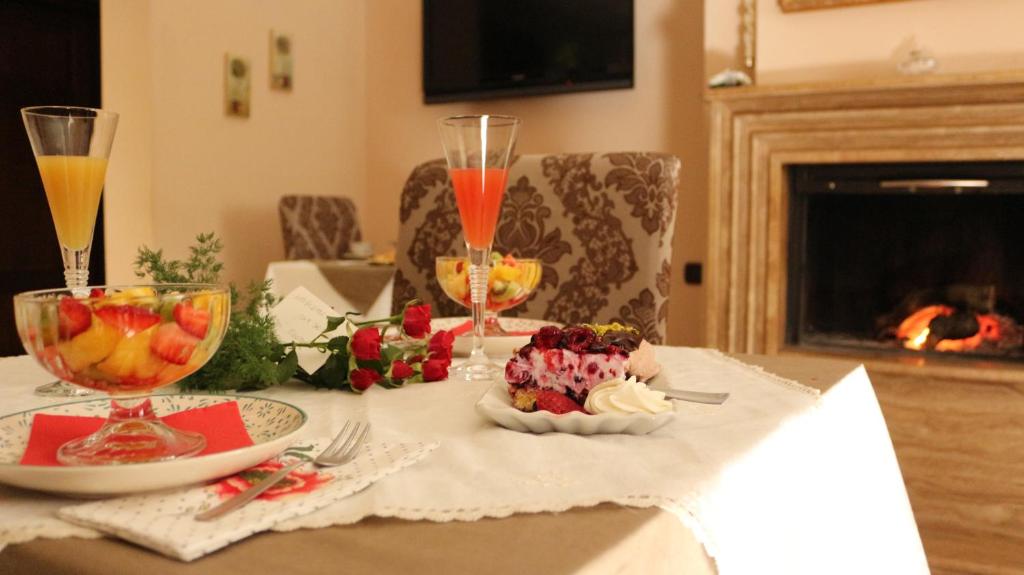 阿夸维瓦德莱丰蒂Ohana的一张桌子,上面放着两杯香槟酒,上面放着食物