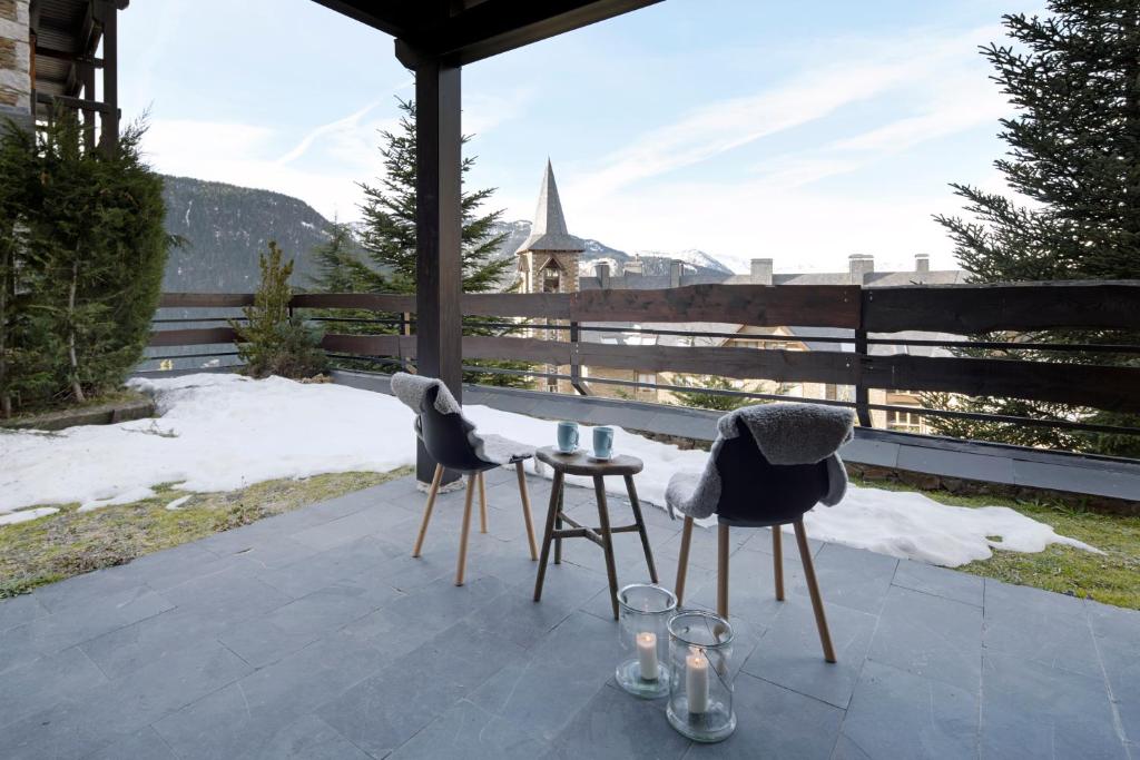 上阿兰Nin de Beret 4 by FeelFree Rentals的雪地庭院设有两把椅子和一张桌子