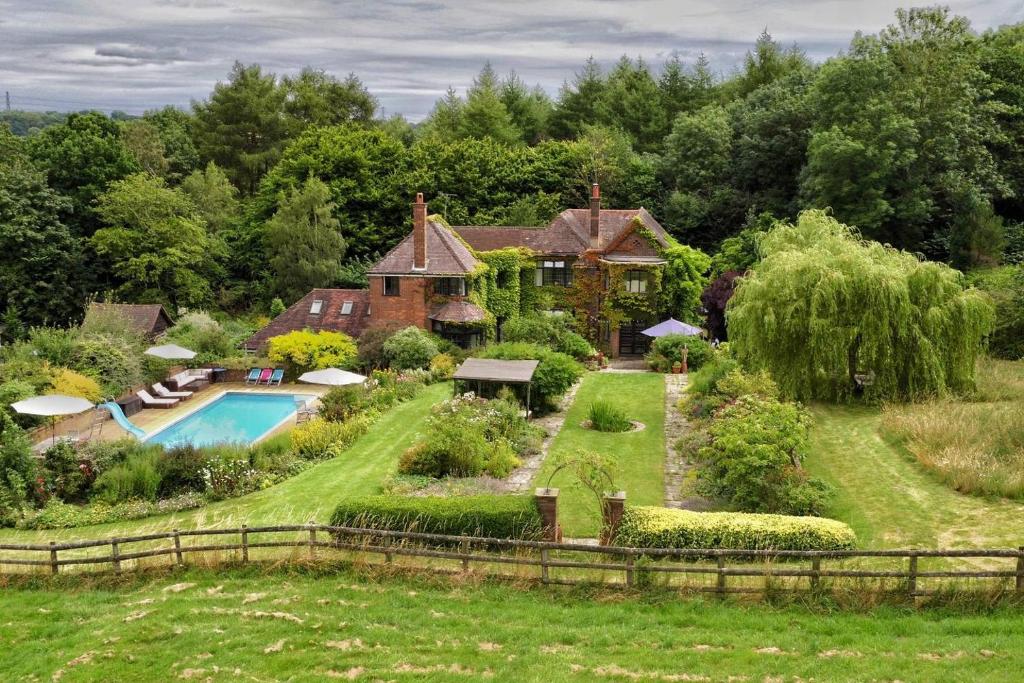 大米森登The Limes Country House with Heated Pool & Hot Tub的一座带游泳池和房子的庄园