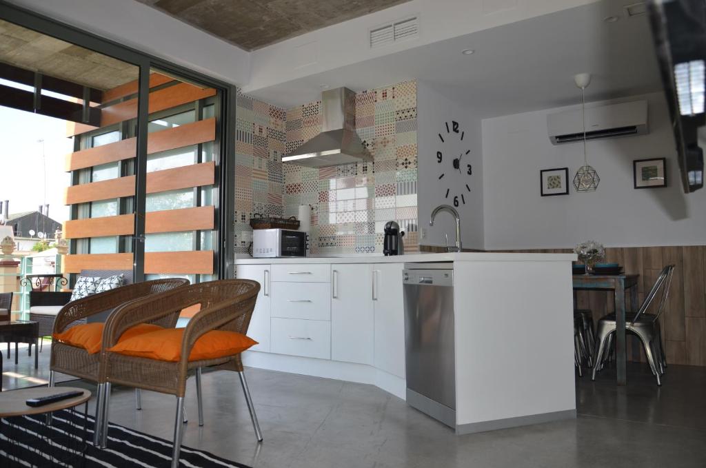 Urban House Siurot 33的厨房或小厨房