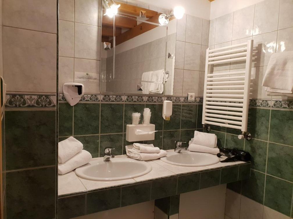 格兰德冯泰尼多农山酒店的浴室设有2个水槽和镜子