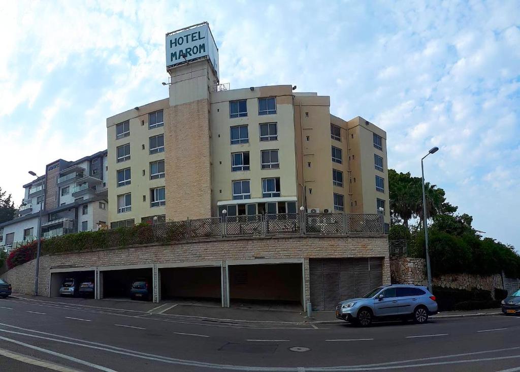 海法罗梅马马罗姆公寓的上面有标志的建筑