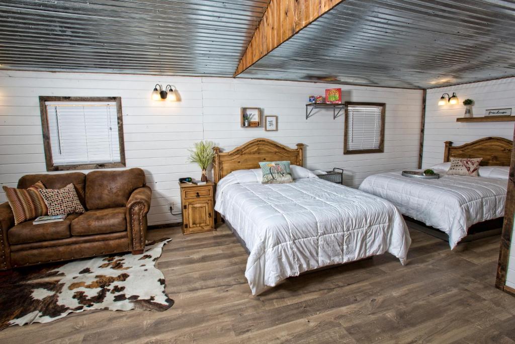 霍布斯Stateline Cabin的一间卧室配有两张床、一张沙发和一把椅子