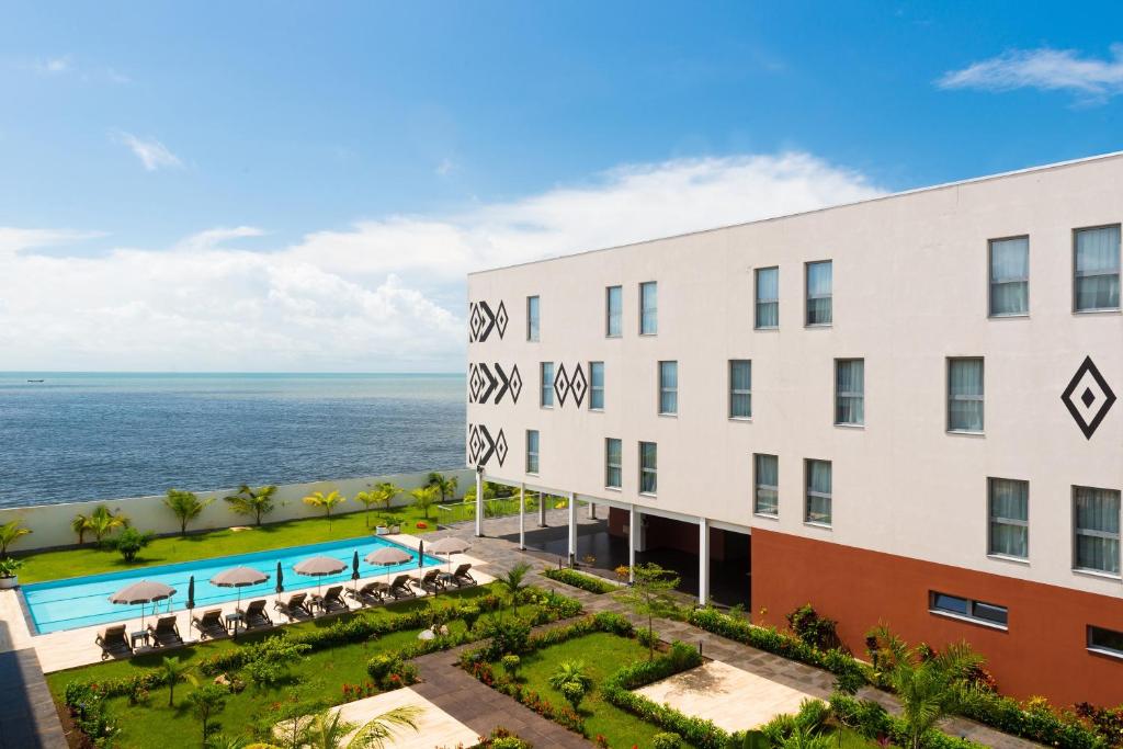 科纳克里奥诺莫科纳克里酒店的享有度假胜地的空中景致,以海洋为背景