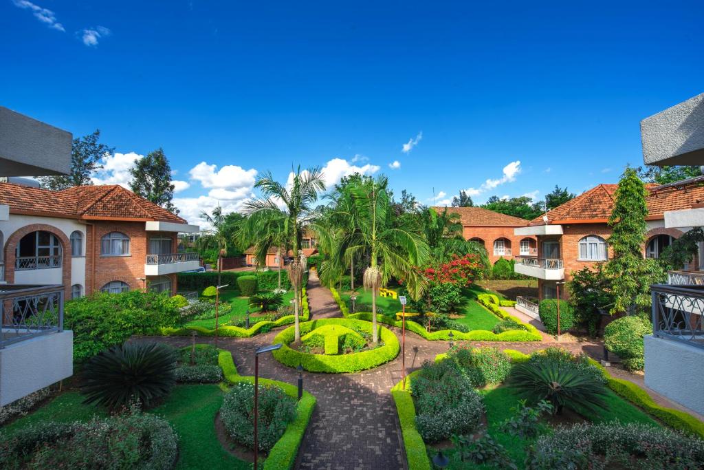 基加利Hotel Chez Lando的享有棕榈树和灌木花园的空中景致