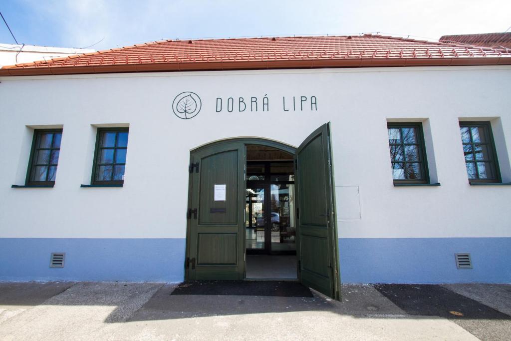 布拉迪斯拉发Ubytovanie DOBRÁ LIPA的通往一座有海豚电梯的建筑的门