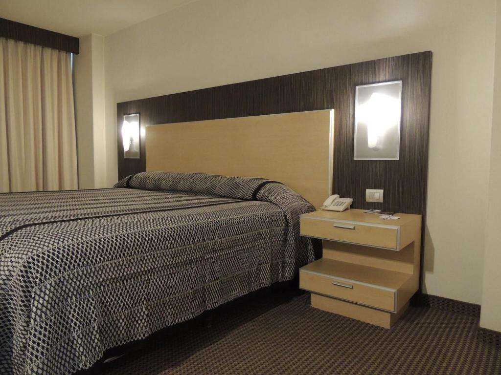 墨西哥城Lisboa Hotel的酒店客房配有一张床和电话
