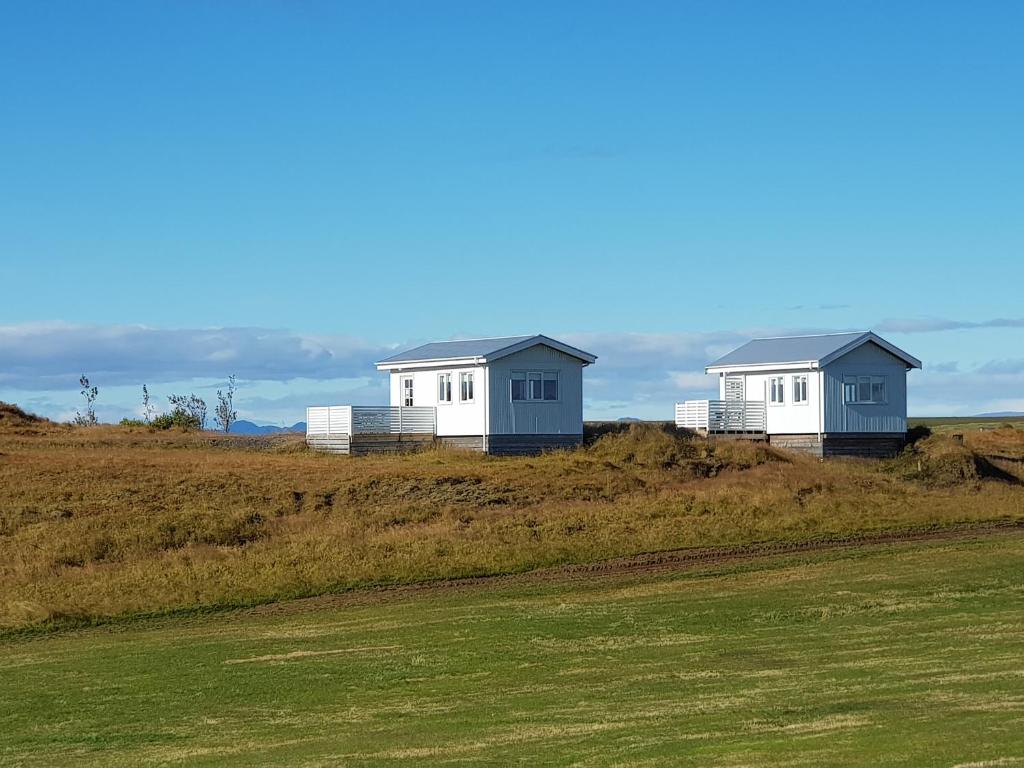 海拉贝达尔苏特民宿的两座房子,位于草地山顶