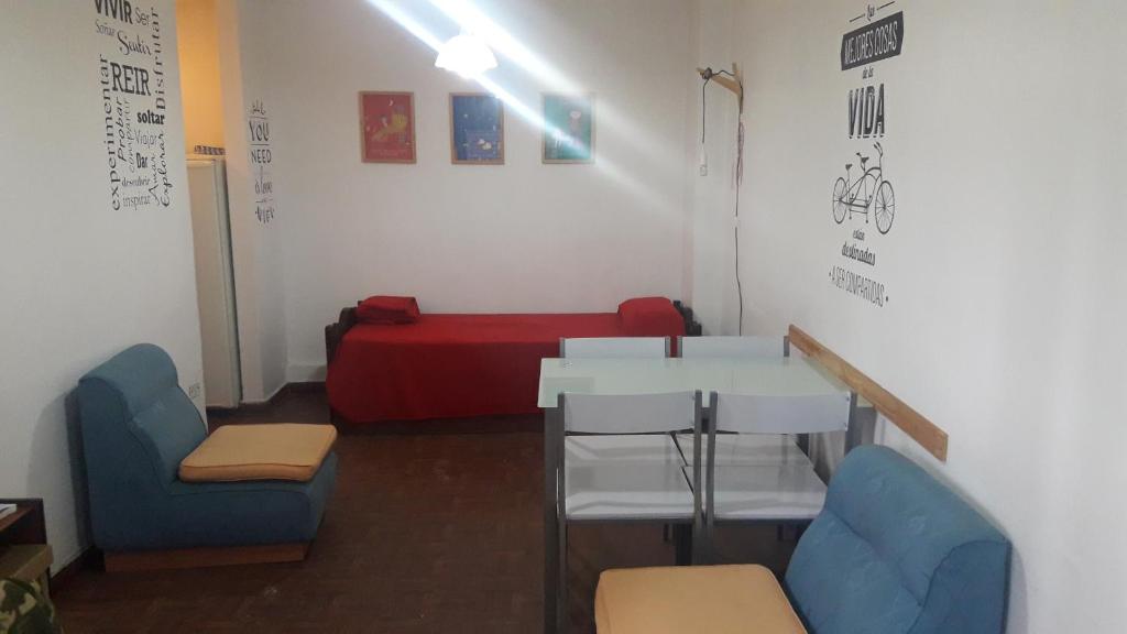 科尔多瓦Departamento Córdoba的配有桌椅和沙发的房间