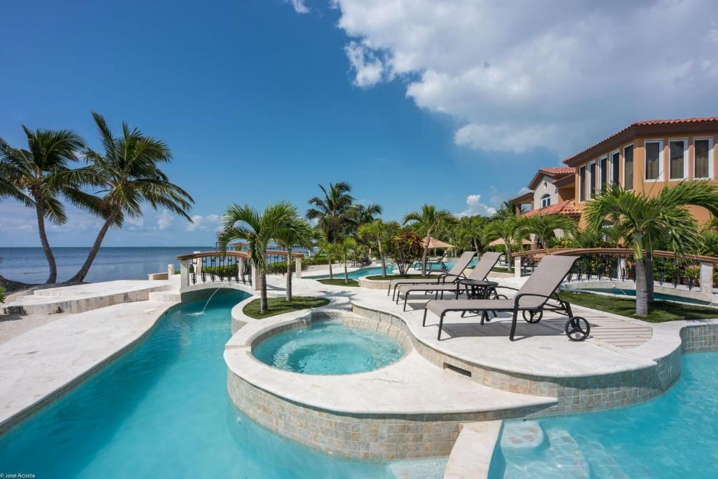 Belizean Cove Estates Luxury Beachfront Villa内部或周边的泳池
