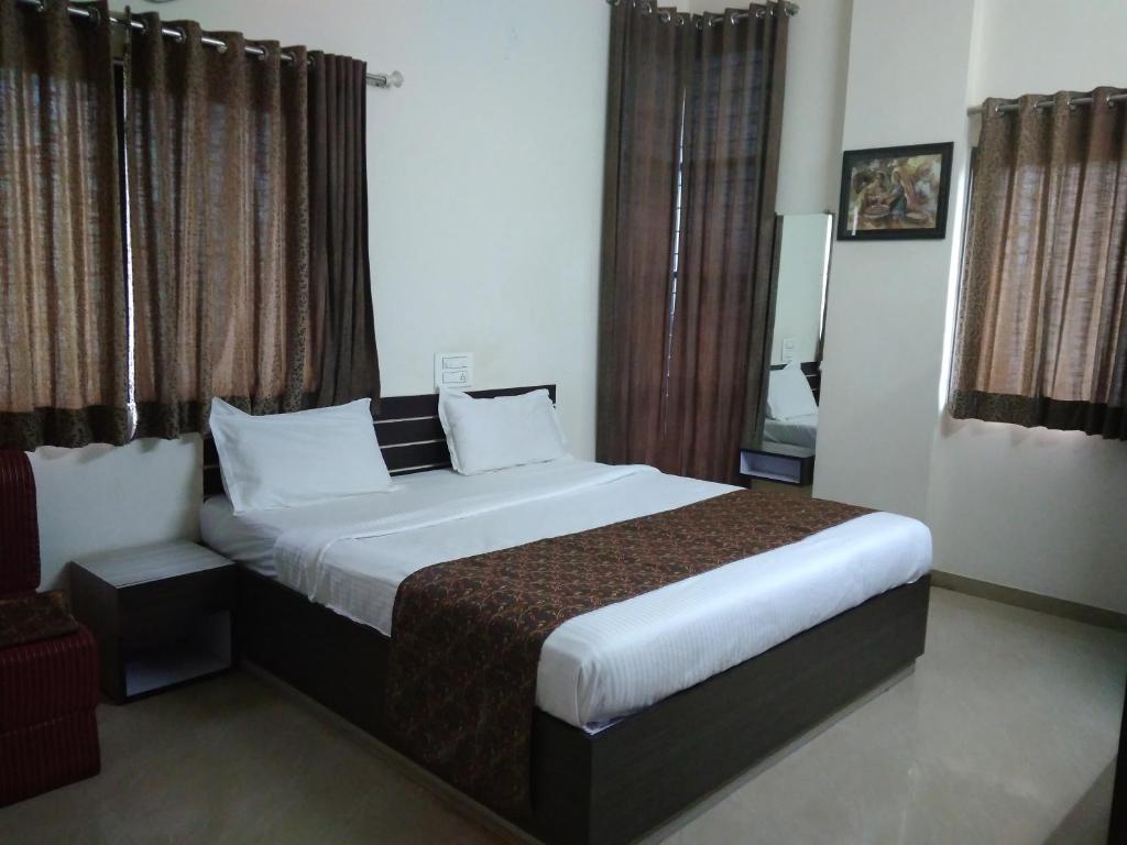 潘达尔普尔Balaji Lodging的一间卧室,卧室内配有一张大床