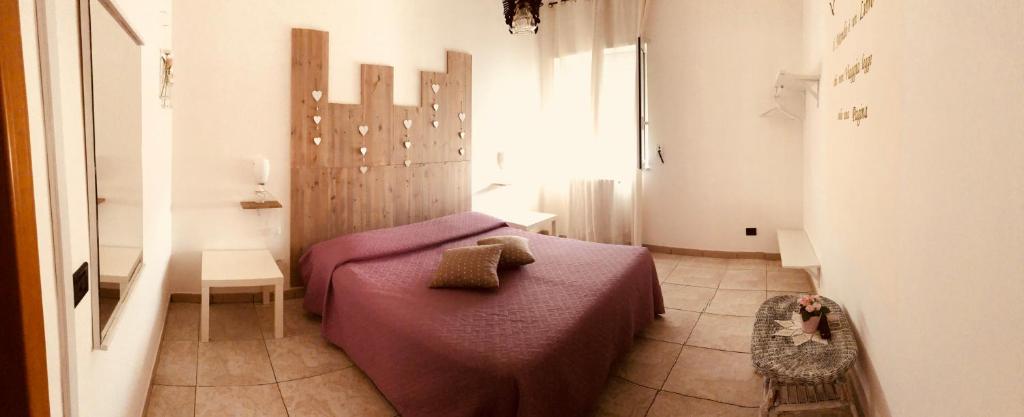 鲁蒂利亚诺B&B La Sciarretta的一间卧室,在房间内配有一张紫色的床
