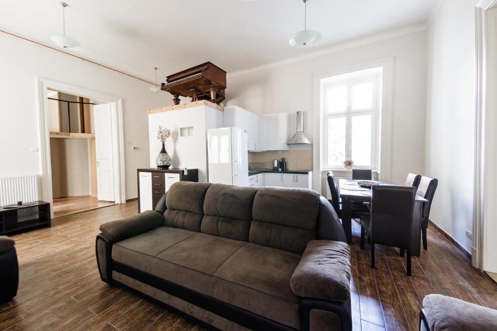布达佩斯Urban Rooms的客厅配有沙发和桌子
