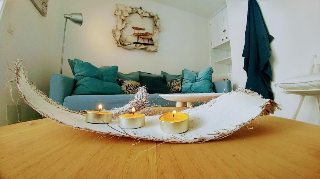 蒂亚斯Las Greca的客厅配有沙发,地板上设有蜡烛