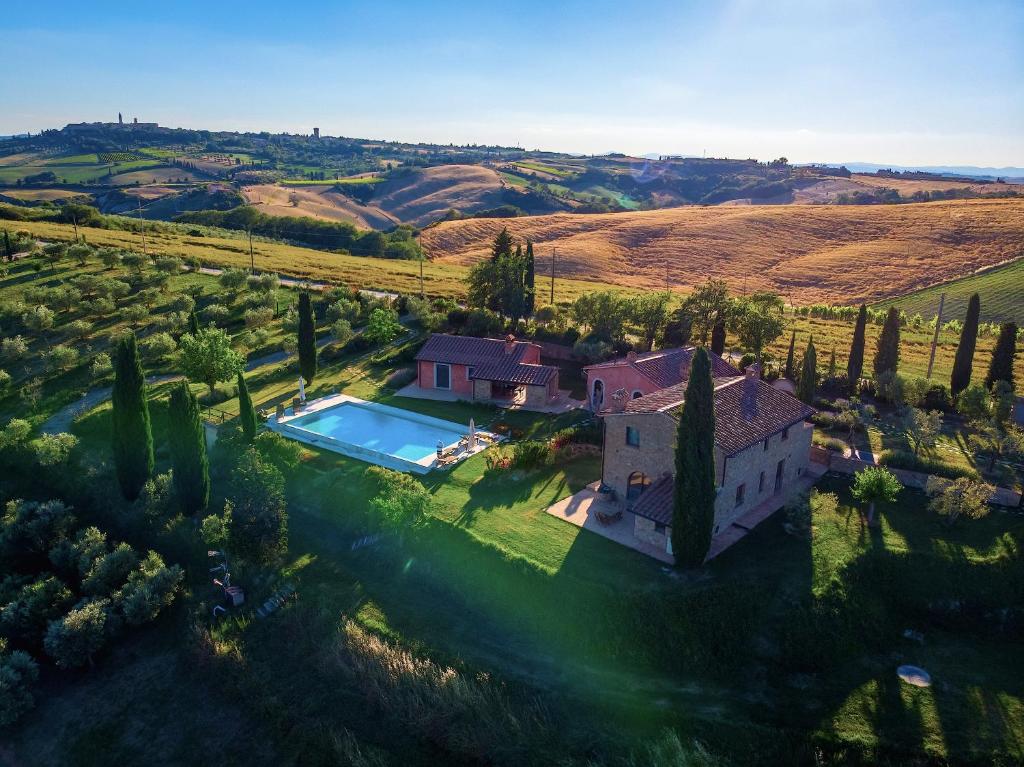 皮恩扎Poggio ai Gelsi的享有带游泳池的房屋的空中景致