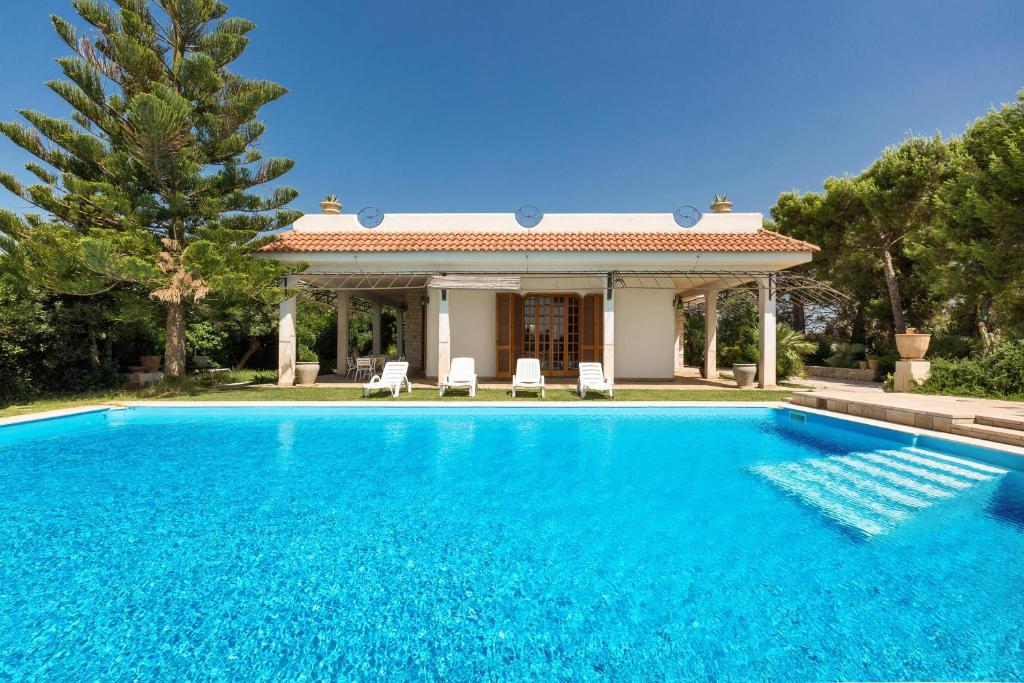 切萨雷奥港Villa Fortunato by BarbarHouse的别墅前的游泳池