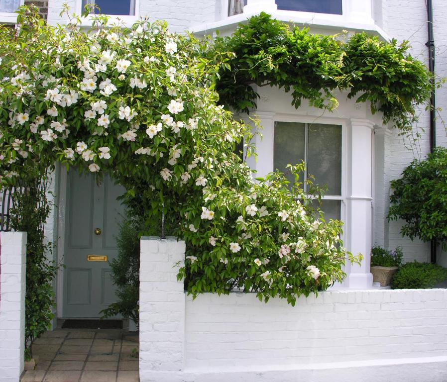 伦敦赫尔林汉姆住宿加早餐旅馆的白色花房的前门