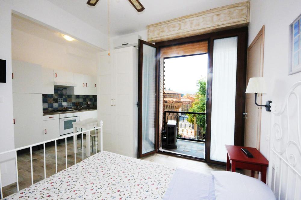 博洛尼亚Cortesia 4的一间卧室设有一张床和一个大窗户