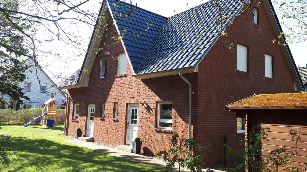 卡尔斯哈根Ferienhaus "Seestern"的一座大型红砖房子,设有太阳能屋顶