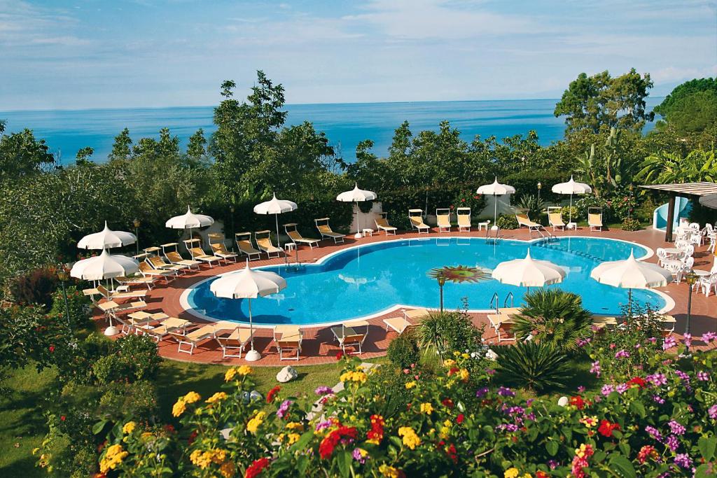 帕尔盖利亚第勒尼安海酒店的一个带椅子和遮阳伞的游泳池