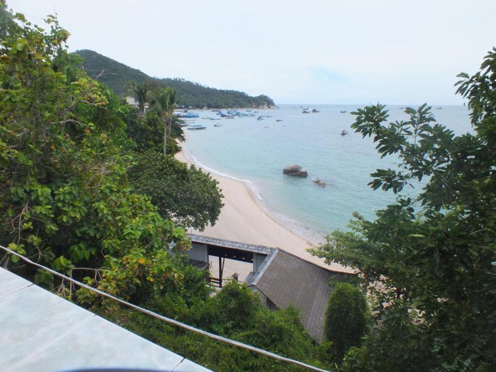 涛岛皇后龟岛度假酒店的和水中的人一起欣赏海滩的景色
