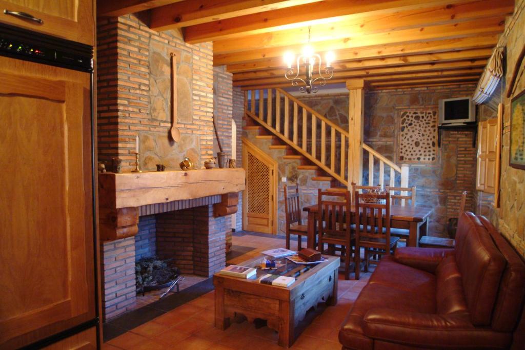 Navas de EstenaCasa Rural María Victoria的带沙发和壁炉的客厅