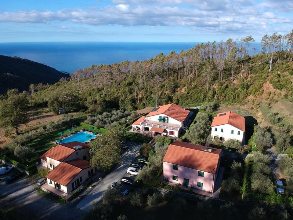 博纳索拉La Rossola Resort & Natura的享有带游泳池的房屋的空中景致