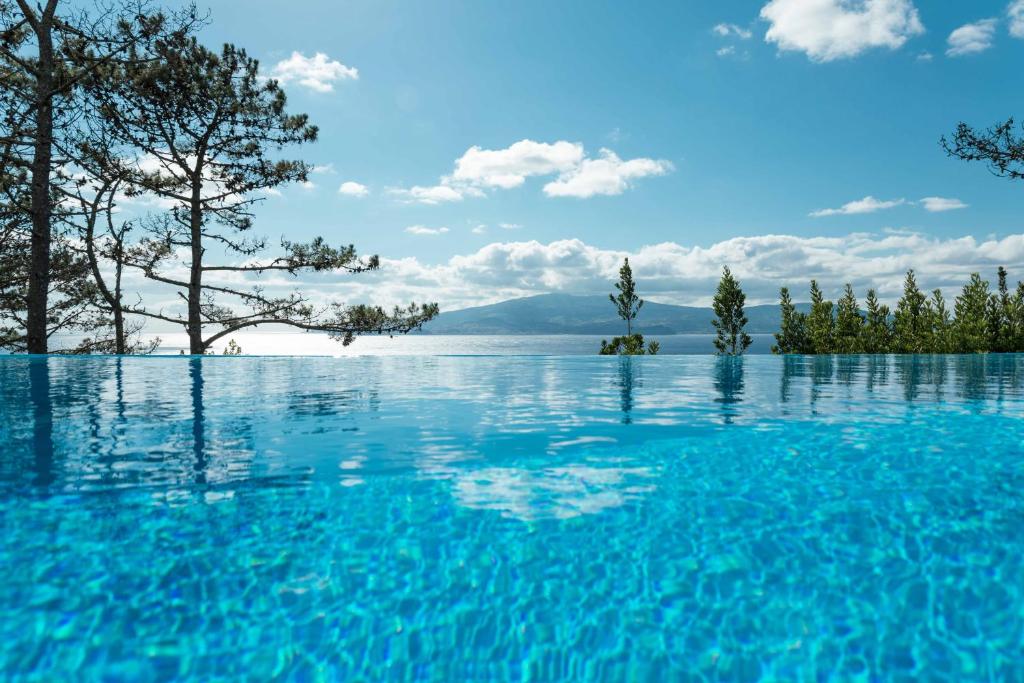 马达莱纳Atlantic Heritage Luxury Villa的享有湖景的游泳池