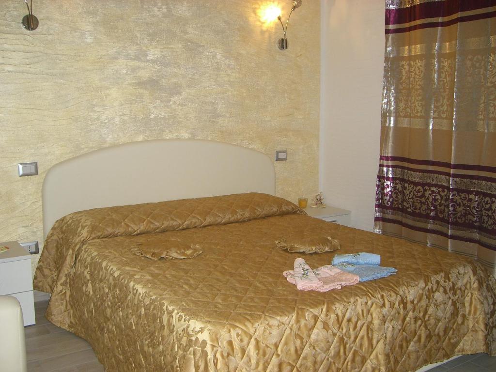 皮希纳斯S'Olivariu Village Affittacamere的一间卧室配有一张床,上面有两个娃娃