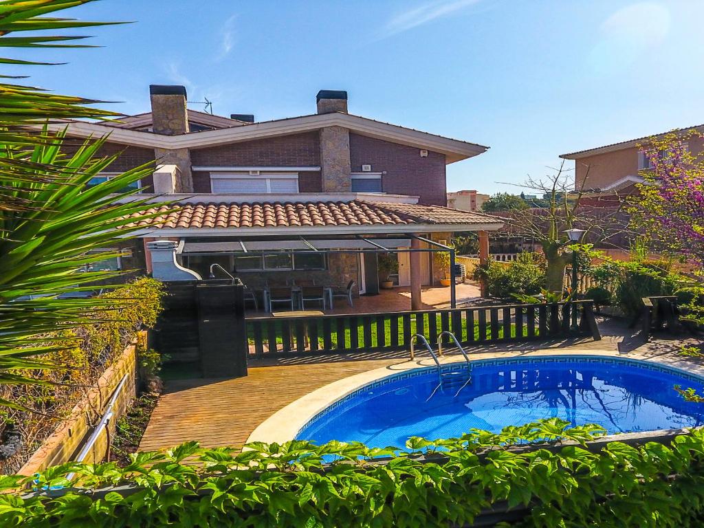 萨洛Alojamiento Villa Moles的房屋前有游泳池的房子