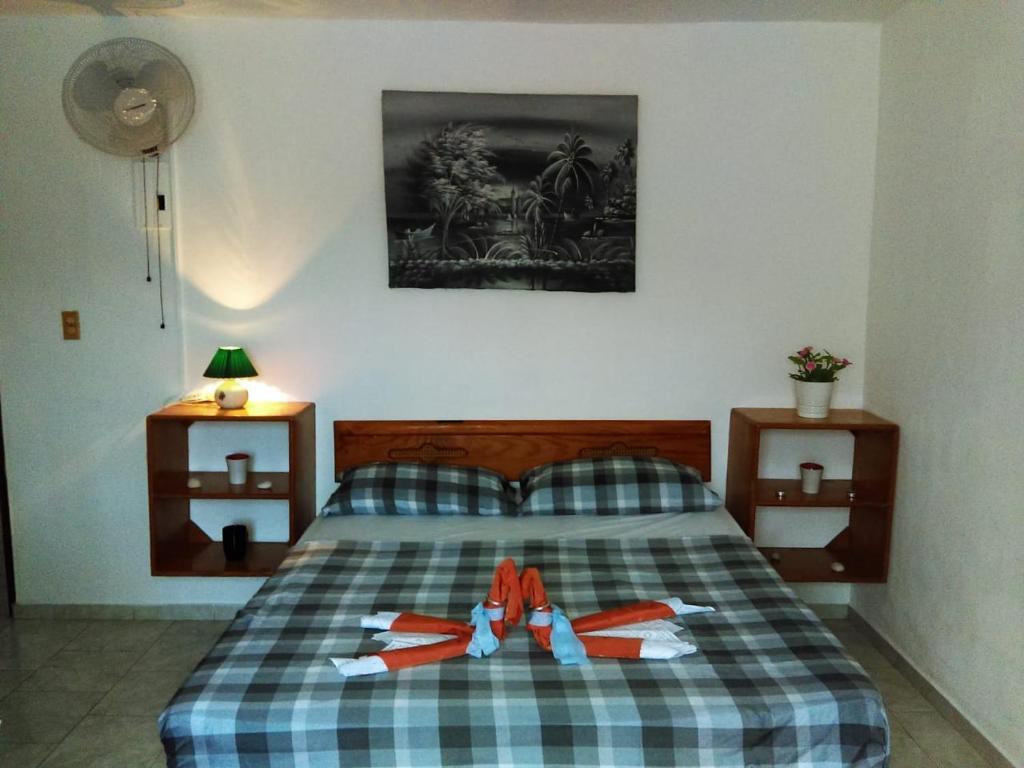 博卡奇卡Casa Picadilly的一间卧室配有一张带红色和白色毛巾的床