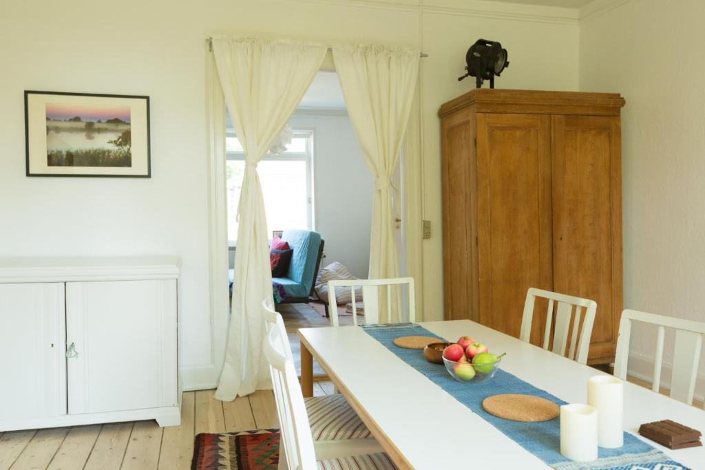 斯泰厄Spacious Private Apartment for Family Holiday的一间配备有白色桌椅的用餐室