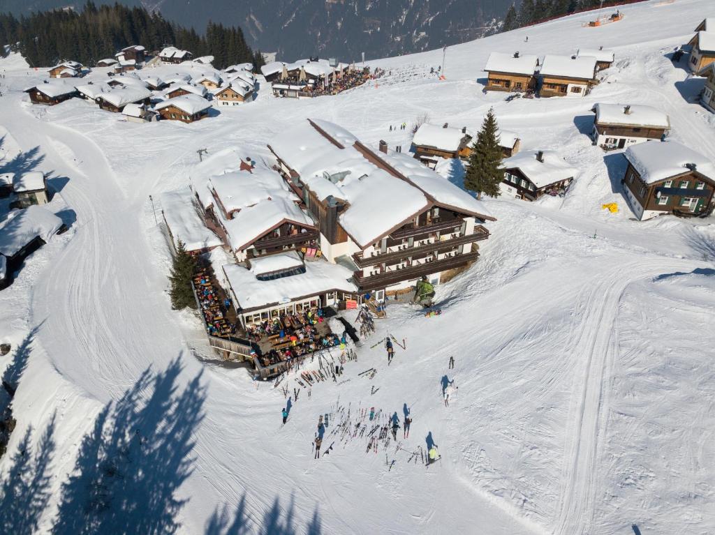 圣加伦基希T3 Alpenhotel Garfrescha的雪中滑雪小屋的空中景致