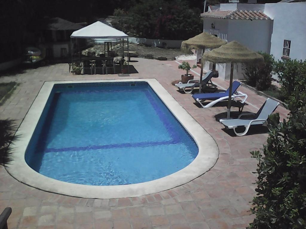 弗里希利亚纳Casa bonica的一个带椅子和遮阳伞的大型游泳池