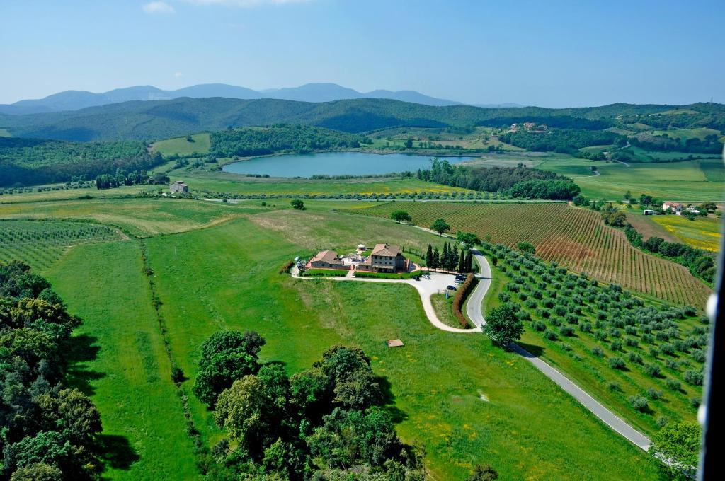 马萨马里蒂马Agriturismo Il Felciaione的享有湖泊农场的空中景致